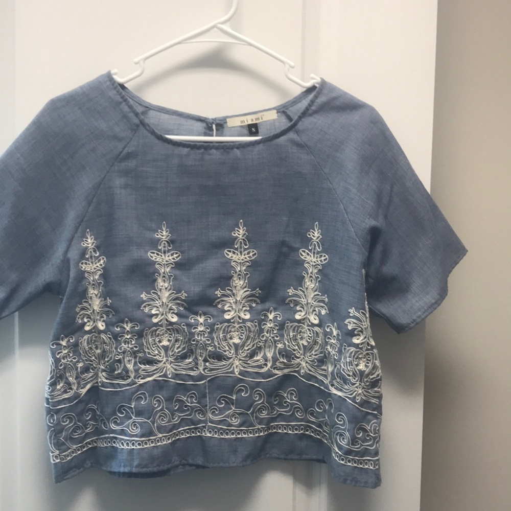 Crop shirt.